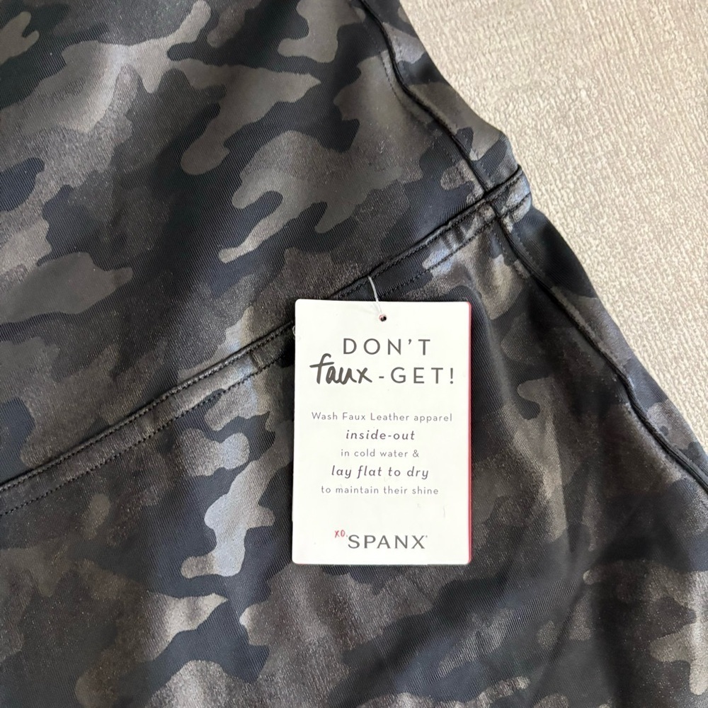 Spanx Plus Size High Waisted Black Camo Leggings 3X - Picture 2 of 5